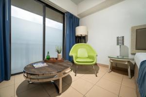 Posezení v ubytování Windward Passage Hotel