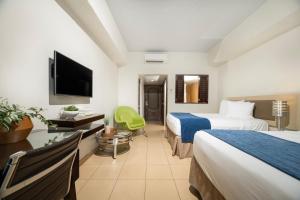 TV a/nebo společenská místnost v ubytování Windward Passage Hotel