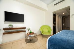 TV a/nebo společenská místnost v ubytování Windward Passage Hotel