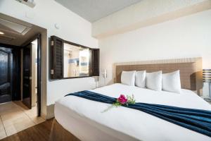 Postel nebo postele na pokoji v ubytování Windward Passage Hotel