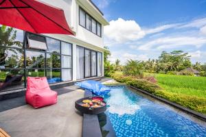 Bazén v ubytování Maple Ridge Ubud Villas with Rice Field View nebo v jeho okolí