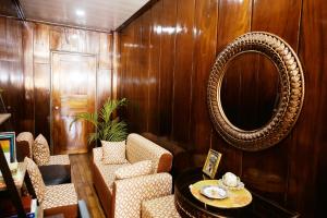 a room with a mirror and a table and chairs at Topaz Bed & Breakfast Hotel in San Jose