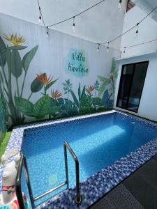 TlekungにあるVilla Kandara Batuの壁画のある客室内のスイミングプール