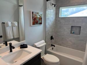 Een badkamer bij New Build - Pool - Walk to Beach