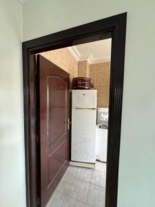 カサブランカにあるChambre zuitenの冷蔵庫付きキッチンへ続くドア
