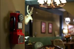 Hualien Edinburgh Homestay في مدينة هوالين: وجود جهاز بطاقة حمراء في غرفة مع مطعم