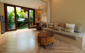 Posezení v ubytování Loku Kedungu - Boutique Resort