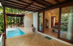 Bazén v ubytování Loku Kedungu - Boutique Resort nebo v jeho okolí