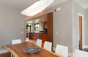 Fitzsimmons Walk 26 by Outpost Whistler 주방 또는 간이 주방