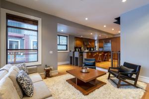 Fitzsimmons Walk 26 by Outpost Whistler 휴식 공간