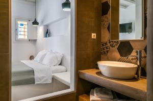 Koupelna v ubytování Vilos Suites + 37 fotografií