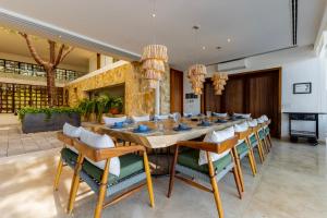 comedor grande con mesa larga y sillas en Capitalia Tres Mares Beach Residences & Marina, en Puerto Vallarta
