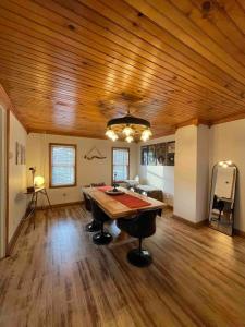 Una habitación grande con una mesa de ping pong. en Twin Creeks, Waterfront Catskills Retreat, en Ellenville