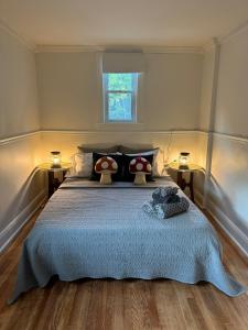Un dormitorio con una cama grande con dos mesas. en Twin Creeks, Waterfront Catskills Retreat, en Ellenville 90 fotos más