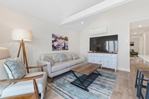TV a/nebo společenská místnost v ubytování Seaside Serenity 2 Oceanfront