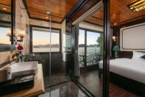 Un baño con una cama y un lavabo en una habitación. en Star Boutique Cruise, en Ha Long 58 fotos más