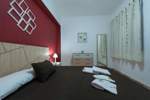 a bedroom with a bed and a lamp at Apartamentos Vacacionales Las Palmas Urban Center in Las Palmas de Gran Canaria