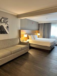Postel nebo postele na pokoji v ubytování DoubleTree by Hilton Providence Airport Warwick