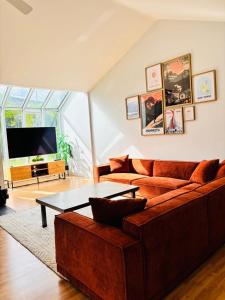 Una sala de estar con un sofá y una mesa de café. en Le familial 9 personnes, en Beaupré 20 fotos más
