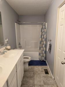 une salle de bain avec un lavabo, des toilettes et une douche dans l'établissement Your Home Away from Home, à Marysville 6 autres photos