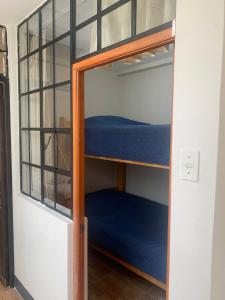 a bunk room with two bunk beds in it at Céntrico Departamento en 2do Piso Caraz Dulzura in Caraz
