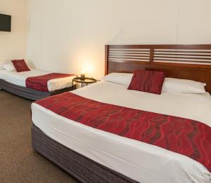Postel nebo postele na pokoji v ubytování Acacia Ridge Hotel