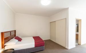 Postel nebo postele na pokoji v ubytování Acacia Ridge Hotel