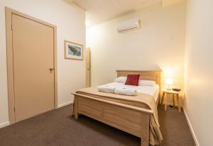 Postel nebo postele na pokoji v ubytování Acacia Ridge Hotel