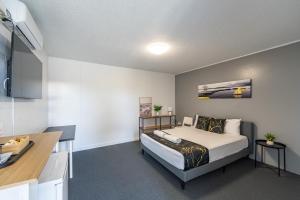 Postel nebo postele na pokoji v ubytování Acacia Ridge Hotel