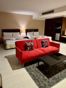 Giường trong phòng chung tại Crown Pattaya Beach Hotel