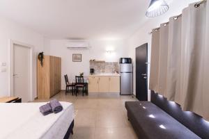 a living room with a couch and a kitchen at זוהר במדבר ים המלח in Neve Zohar