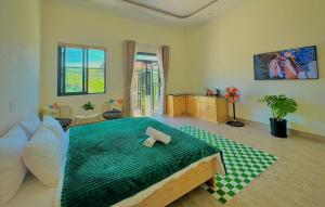 TV a/nebo společenská místnost v ubytování Pine Forest House Dalat