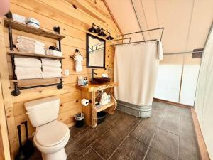 Koupelna v ubytování Glamping Tent #4 with Heat AC and Private Bath