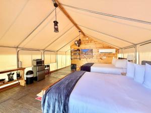 Postel nebo postele na pokoji v ubytování Glamping Tent #4 with Heat AC and Private Bath
