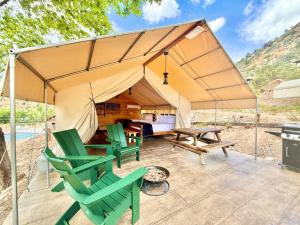 Nespecifikovaný výhled na hory nebo výhled na hory při pohledu z luxury tent