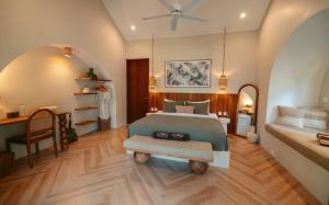 Postel nebo postele na pokoji v ubytování Loku Kedungu - Boutique Resort