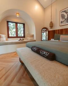 Postel nebo postele na pokoji v ubytování Loku Kedungu - Boutique Resort