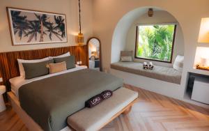 Postel nebo postele na pokoji v ubytování Loku Kedungu - Boutique Resort