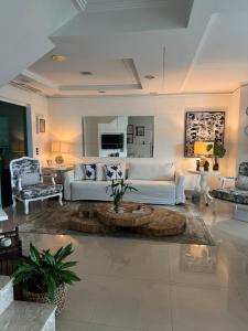 a living room with a couch and a table at Charmosa Casa em bairro nobre de Curitiba in Curitiba