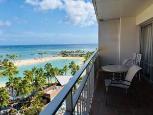 ホノルルにあるIlikai Apt 1042 - Spacious Studio with Ocean-Lagoon Viewsのバルコニー(テーブル、椅子付)、