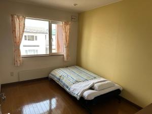 釧路市にある民泊 SUMiKAの窓のある部屋のベッド