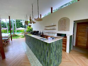 Kuchyň nebo kuchyňský kout v ubytování Loku Kedungu - Boutique Resort