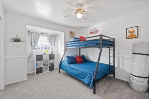 une chambre avec un lit superposé et un ventilateur de plafond dans l'établissement Spacious Sandy Home with Hot Tub & Game room near Ski resorts Park City & Down Town, à Sandy