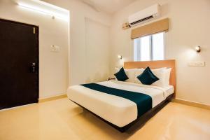 a bedroom with a large bed in a room at Hotel O GACHIBOWLI BESIDE DLF in Hyderabad