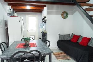 波萨达斯La Casa de Sol的带桌子和沙发的餐厅