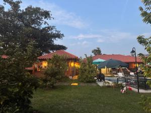 a house with a yard with a pool at Entre Guaduales in Pereira