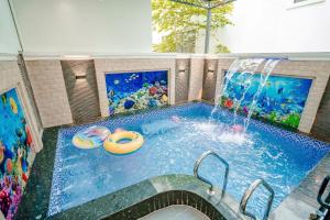 a indoor swimming pool with a water fountain at Sunflower Hotel in Sầm Sơn