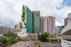 un grande edificio con una scimmia sopra in una città di Panda Hotel a Hong Kong