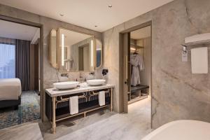 Bilik mandi di Mercure Madiun