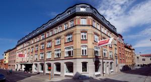 un gran edificio de ladrillo en la esquina de una calle en Clarion Collection Hotel Temperance en Malmö